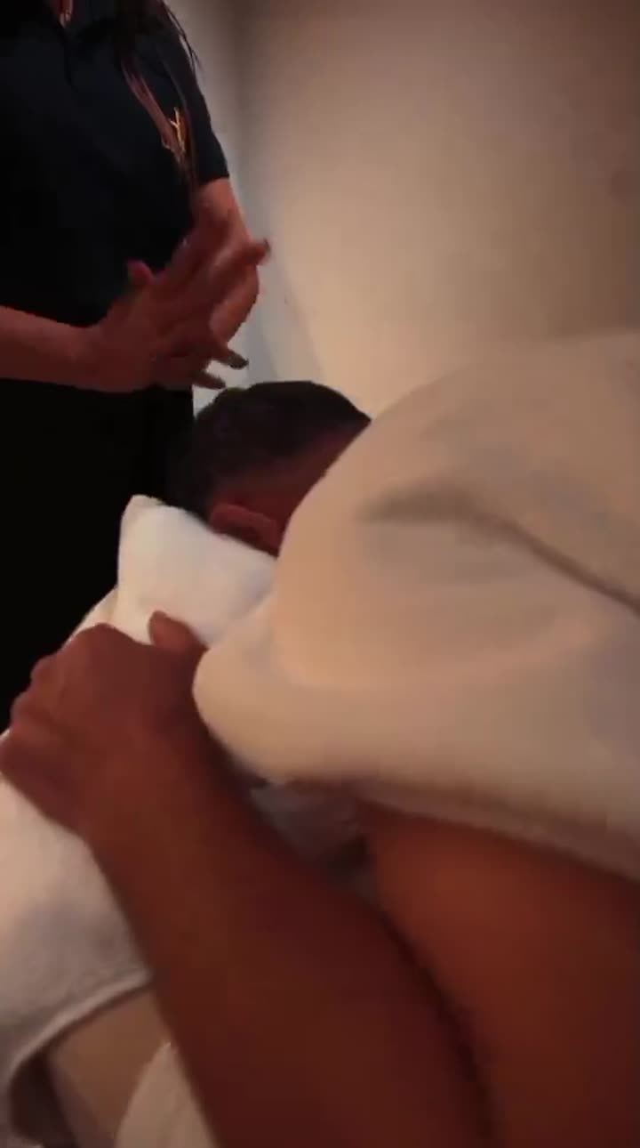 مدخل الساونا وإضاءة المكان الدافئة